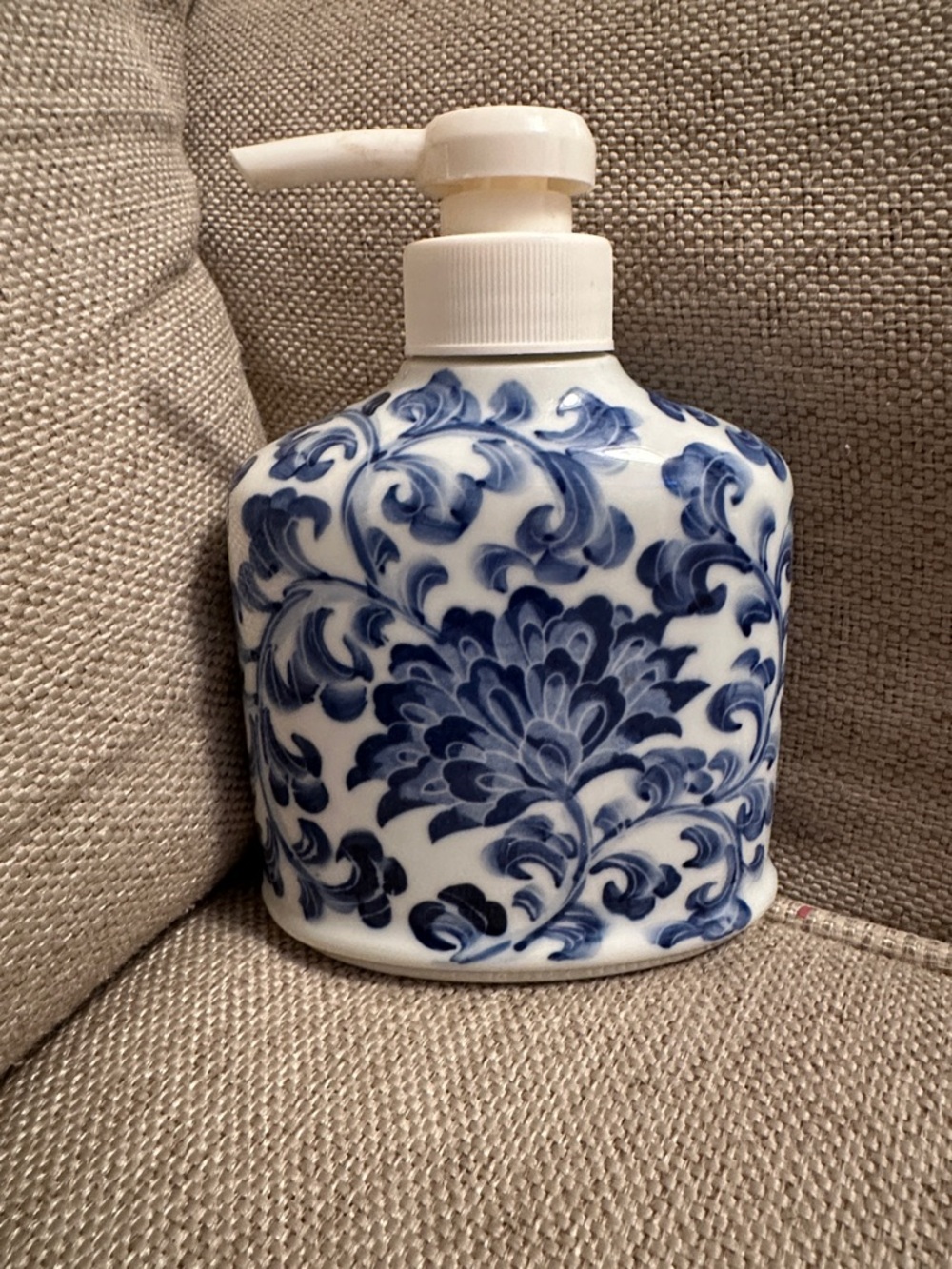 Vintage Andrea by Sadek Blue/White Liquid Soap Pump Dispenser - Picture 2 of 5